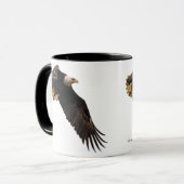 Een Bald Eagle neemt de hemel in Mok (Voorkant links)