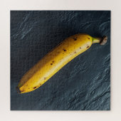 Een banaan op een donker oppervlak legpuzzel (Horizontaal)