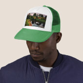 Een bank, met reflecterende bomen trucker pet (In situ)