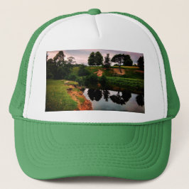 Een bank, met reflecterende bomen trucker pet
