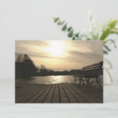 Een bank op een houten pier-uitnodiging kaart (Staand voorkant)