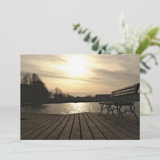 Een bank op een houten pier-uitnodiging kaart (Staand voorkant)