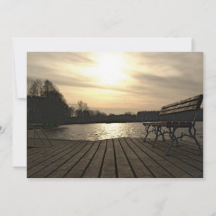 Een bank op een houten pier-uitnodiging kaart