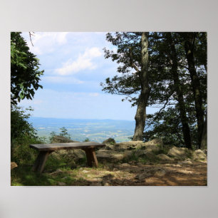 Een bankje met uitzicht op Hawk Mountain Poster