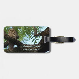 Een Barred Owl op een Tak in de Bossen Bagagelabel