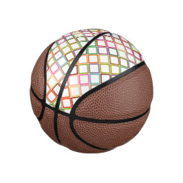 Een basketbal met een kleurrijk geometrisch patroo