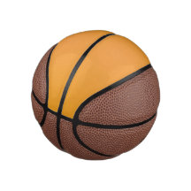 Een basketbal met lichtbruine panelen en zwarte li