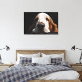 Een Basset Hound die zijn hoofd rust Canvas Afdruk (Insitu (Slaapkamer))