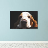 Een Basset Hound die zijn hoofd rust Canvas Afdruk (Insitu (Houten vloer))