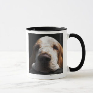 Een Basset Hound die zijn hoofd rust Mok