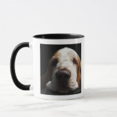 Een Basset Hound die zijn hoofd rust Mok (Links)