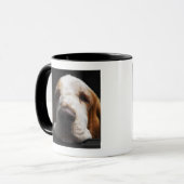Een Basset Hound die zijn hoofd rust Mok (Voorkant links)