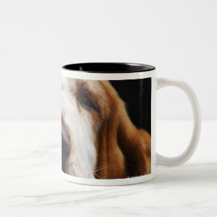 Een Basset Hound die zijn hoofd rust Tweekleurige Koffiemok