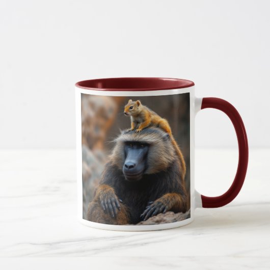 Een baviaan met een eekhoorn op zijn hoofd. mok (Rechts)