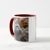 Een baviaan met een eekhoorn op zijn hoofd. mok (Voorkant links)