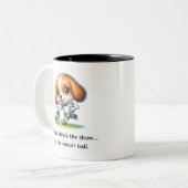 Een beagle steelt het show tweekleurige koffiemok (Voorkant links)