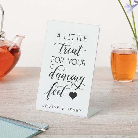 Een beetje behandelen voor je dansende voetomslag reclamebord met voetstuk (Insitu)