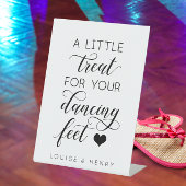 Een beetje behandelen voor je dansende voetomslag reclamebord met voetstuk