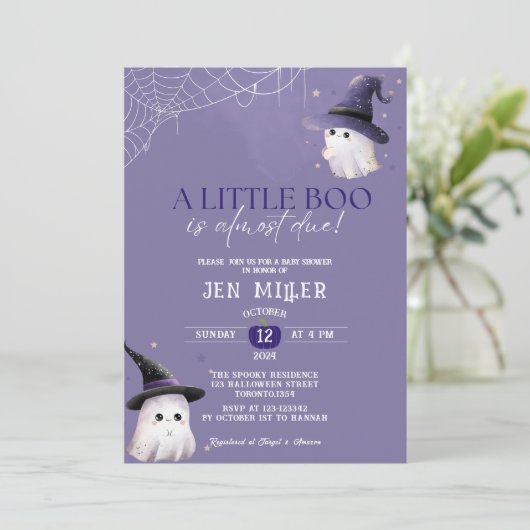 Een beetje boe komt bijna door Halloween baby show Kaart (Staand voorkant)