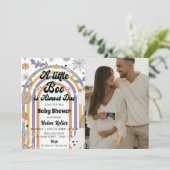 Een beetje Boo Groovy Rainbow Halloween Baby showe Kaart (Staand voorkant)