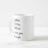 Een beetje brew om u door koffie Mok te helpen (Voorkant links)