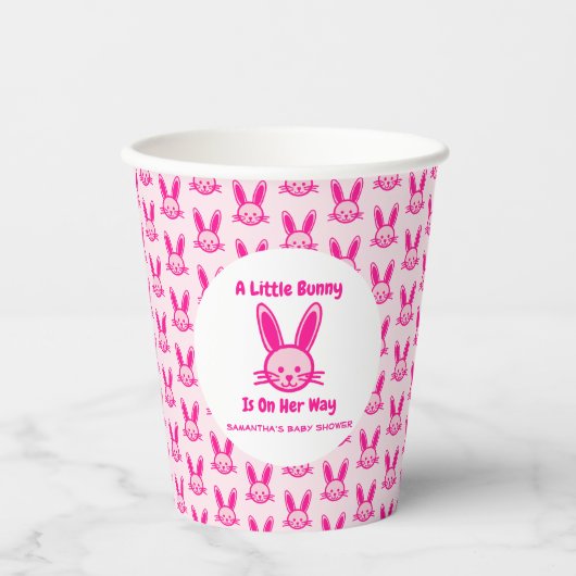 Een beetje Bunny is onderweg. Papieren Bekers (Voorkant)