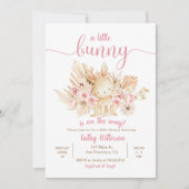 Een beetje Bunny Pink Floral Baby shower Uitnodigi Kaart (Voorkant)