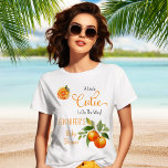 Een beetje cutie citrus Waterverf Baby shower T-shirt<br><div class="desc">Introductie van ons "A Little Cutie Is On The Way" Waterverf Baby shower ontwerp - een heerlijke mix van charme en citrusfrisheid. Het ontwerp toont een levendige oranje citrusplak die de bovenkant sierlijk siert, terwijl een grillig boeket van oranje citrus een vleugje zoetheid in de rechterbenedenhoek toevoegt. Dit genderneutrale baby...</div>