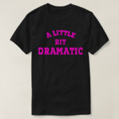 Een beetje dramatisch gemiddelde meisjes T-Shirt (Design voorkant)