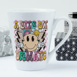 Een beetje dramatisch grappig groovy Gezegde Latte Mok<br><div class="desc">A Little Bit Dramatic Funny Groovy Gezegde Typography Tea Coffee Latte Mok bevat de tekst "A Little Bit Dramatic" in een moderne typografie op een roze dambordachtergrond met groovy bloemen,  bliksemschichten en een lachend gezicht. Ontworpen door Evco Studio www.zazzle.com/store/evcostudio</div>