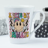 Een beetje dramatisch grappig groovy Gezegde Latte Mok