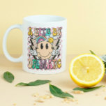 Een beetje dramatisch grappig groovy Gezegde Mok<br><div class="desc">A Little Bit Dramatic Funny Groovy Gezegde Typography Tea Coffee Mok bevat de tekst "A Little Bit Dramatic" in een moderne typografie op een roze dambordachtergrond met groovy bloemen,  bliksemschichten en een lachend gezicht. Ontworpen door Evco Studio www.zazzle.com/store/evcostudio</div>