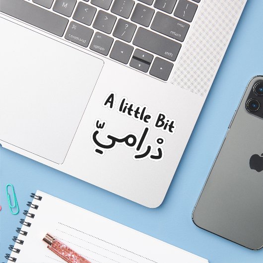 Een beetje dramatische grappige Arabische Sticker (Laptop met iPhone)