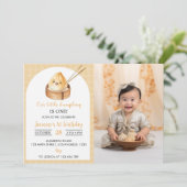Een beetje dumpling eerste verjaardag foto uitnodi kaart (Staand voorkant)