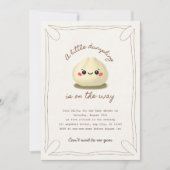 Een beetje dumpling is op weg naar het baby shower kaart (Voorkant)