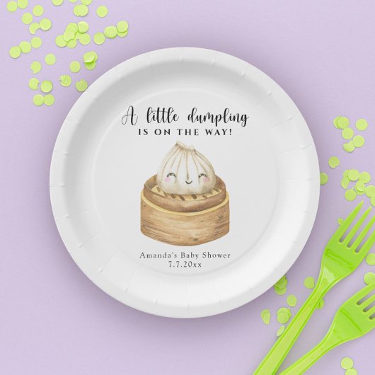 Een beetje dumpling is op weg naar het baby shower papieren bordje