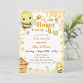 Een beetje honing is onderweg naar Baby shower Kaart (Staand voorkant)