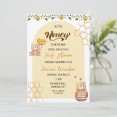 Een beetje honing is op weg naar Beer Baby shower Kaart (Staand voorkant)