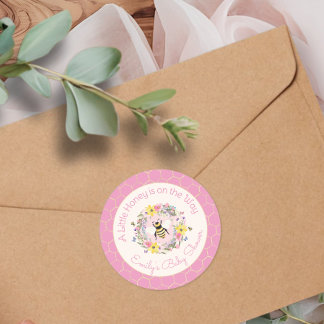 Een Beetje Honing Is Op Weg Roze Baby Shower Ronde Sticker