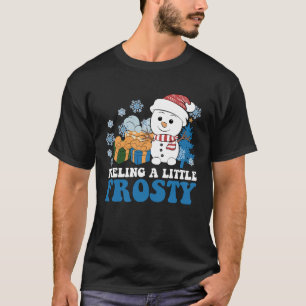 Een beetje ijzig sneeuwmannetje sneeuw Kerstmis vo T-shirt