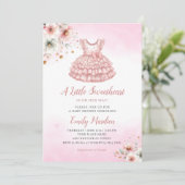 Een beetje lief roze kleding meisje Baby shower Kaart (Staand voorkant)