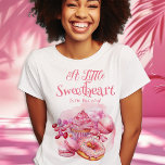 Een beetje lief Snoep Lijst Meisje Baby shower T-shirt<br><div class="desc">We weten dat je niet kunt wachten om je "Little Sweetheart" te zien en dit Baby shower of Sprinkle-ontwerp met een snoep thema viert jou en je kleintje op een lekkere manier!</div>