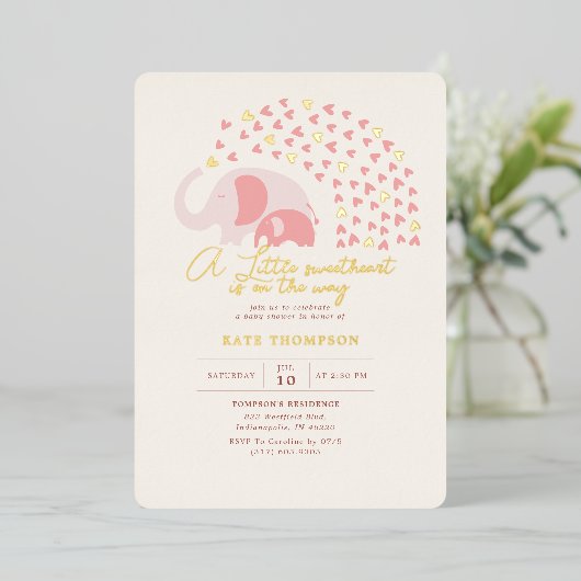 Een beetje liefje Elephant Girl Baby shower Gold Folie Uitnodiging (Staand Voorkant)