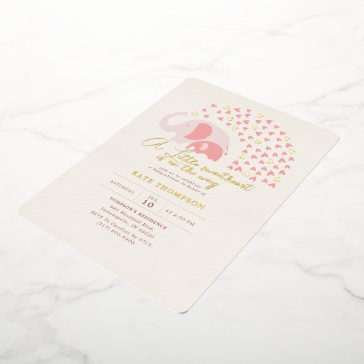 Een beetje liefje Elephant Girl Baby shower Gold Folie Uitnodiging (Gedraaid)
