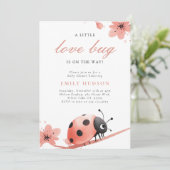 Een beetje love bug is onderweg naar het Baby show Kaart (Staand voorkant)