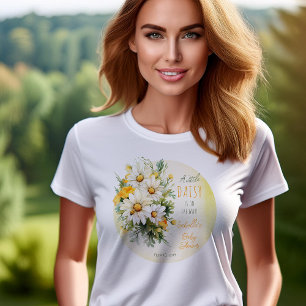 Een beetje madeliefje is onderweg naar bloemenBaby T-shirt