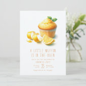 Een beetje muffin is in het ovenuitnodigen Baby sh Kaart (Staand voorkant)