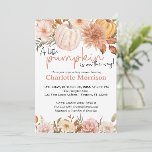 Een beetje pompoen is onderweg Herfst Baby shower Kaart (Staand voorkant)