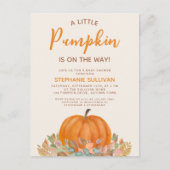 Een beetje pompoen is onderweg Herfst Baby shower Uitnodiging Briefkaart (Voorkant)