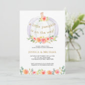 Een beetje pompoen is onderweg naar het Baby showe Kaart (Staand voorkant)